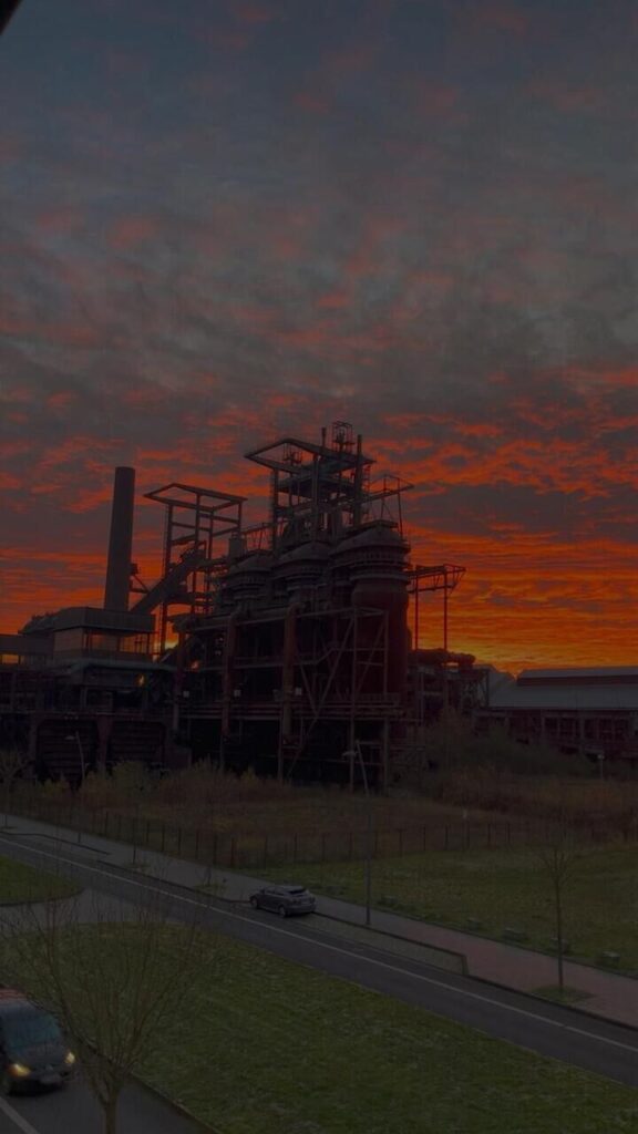 Fotos von Leserinnen und Lesern, die den bunten Sonnenaufgang über Dortmund zeigen.