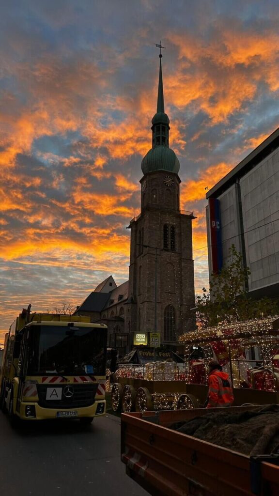 Fotos von Leserinnen und Lesern, die den bunten Sonnenaufgang über Dortmund zeigen.