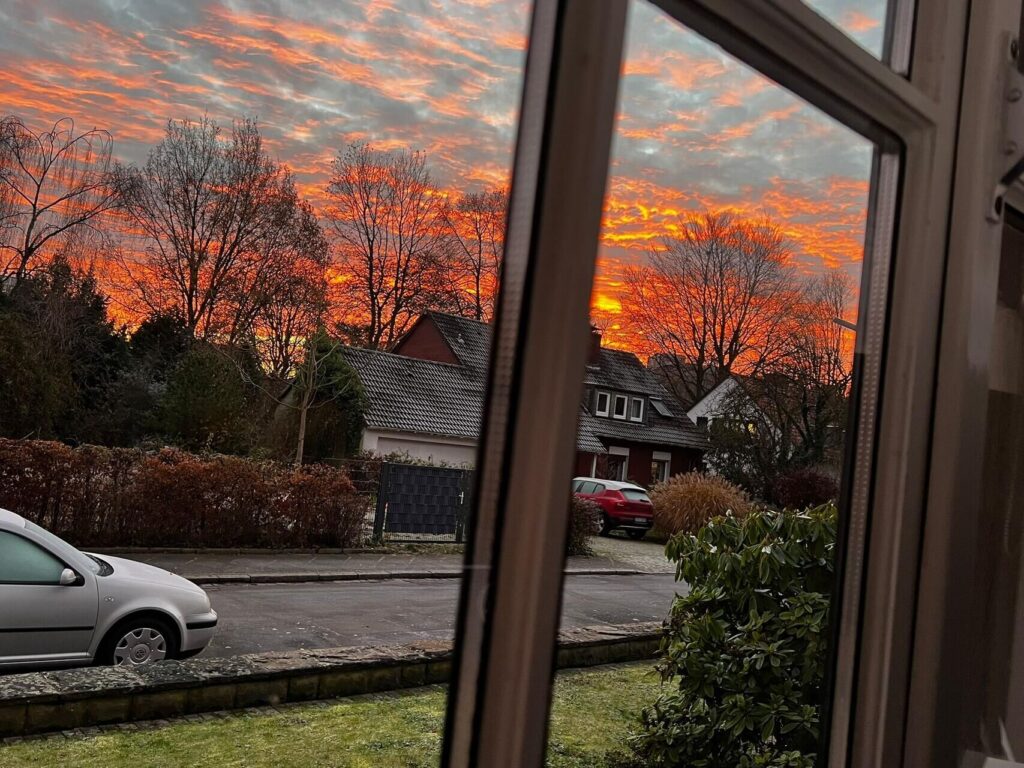 Fotos von Leserinnen und Lesern, die den bunten Sonnenaufgang über Dortmund zeigen.