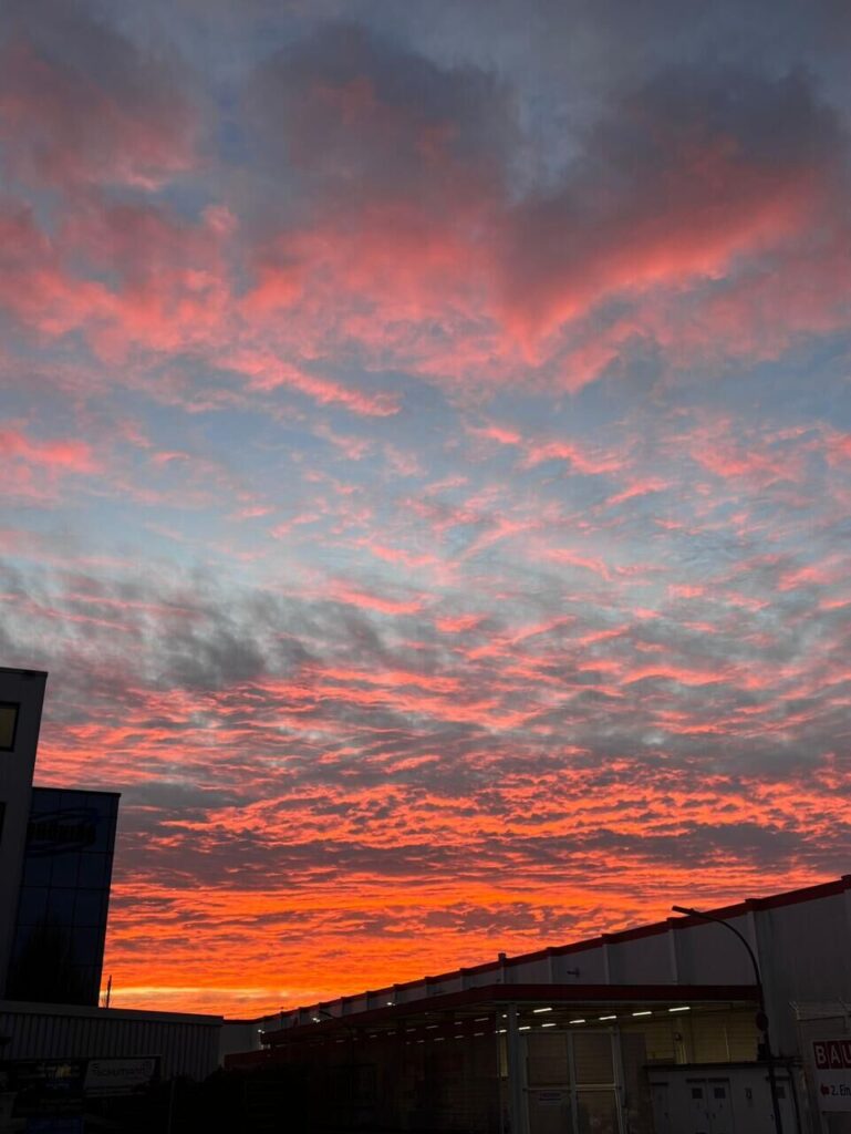 Fotos von Leserinnen und Lesern, die den bunten Sonnenaufgang über Dortmund zeigen.