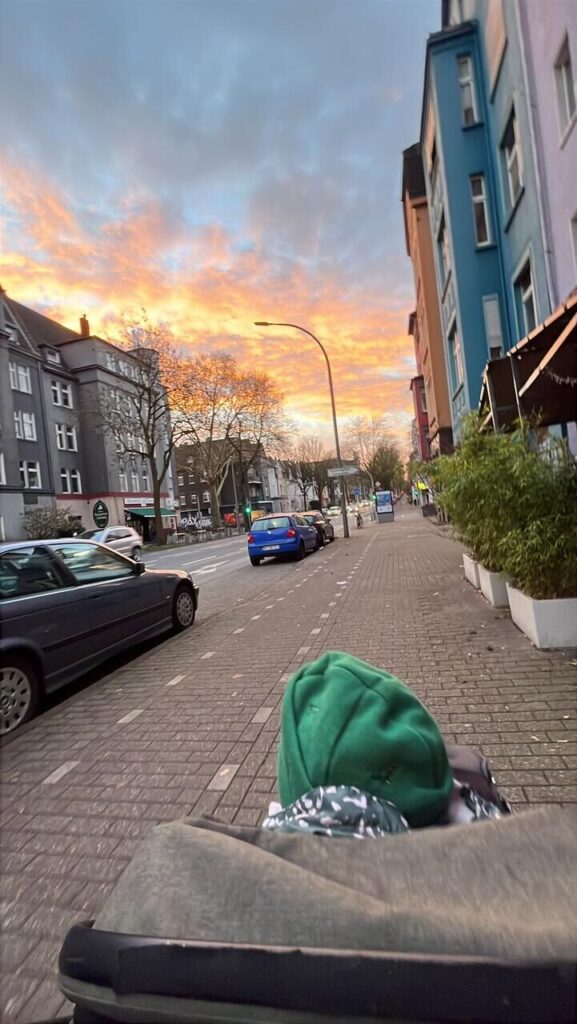 Fotos von Leserinnen und Lesern, die den bunten Sonnenaufgang über Dortmund zeigen.