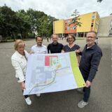 Birgit Grothaus, Heiko Just, Sebastian Kröger, Karen Martens und Bezirksbürgermeister Axel Kunstmann auf dem Schulhof der Westhausen-Grundschule in Westerfilde.