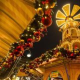 Stände leuchten auf dem Weihnachtsmarkt in Bochum.
