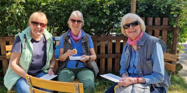 Drei Frauen essen Kuchen beim Frühlingsfest des Rotary Club Herten auf dem Hof Wessels.