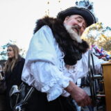 Ein älterer Herr, mittelalterlich verkleidet, schaut in die Kamera.