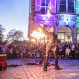 Auf dem Markt gibt es eine Feuershow.