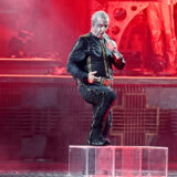 Till Lindemann von der Band Rammstein performt auf der Bühne.