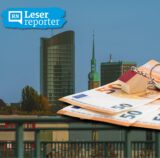 Fotomontage zu Mietpreisen in Dortmund: Die Skyline von Dortmund im Hintergrund, im Vordergrund mehrere 50 Euro-Scheine und ein Schlüssel mit Anhänger in Haus-Form.