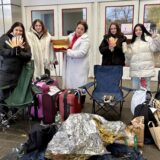 Fans warten vor dem Eingang der Location.