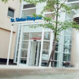 Collage: Ansgar Schniederjan (links) und St.-Sictus-Hospital (rechts)