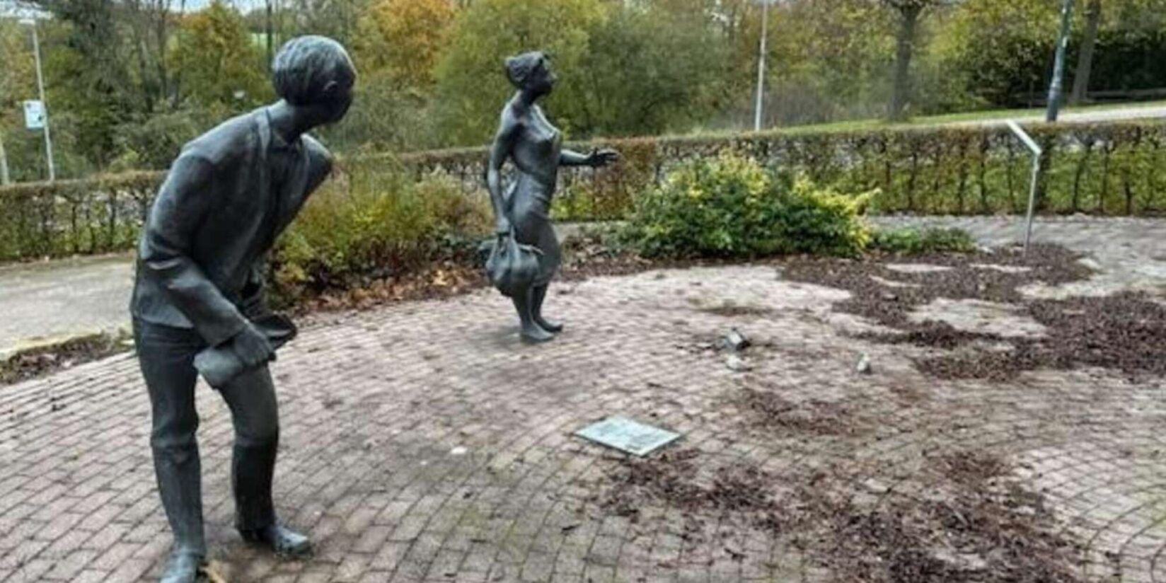 Skulptur des Bocholter Bildhauers Jürgen Ebert gestohlen „Dorfklatsch“ jetzt unvollständig