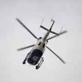 Ein Polizeihubschrauber in der Luft.