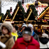 Auf den Weihnachtsmärkten in NRW kommt man 2025 mit zahlreichen weihnachtlich geschmückten Buden in Weihnachtsstimmung.