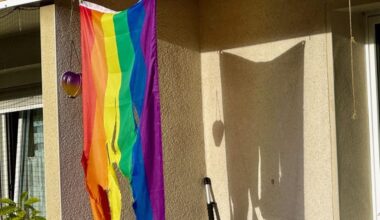Angriff auf Regenbogenfahne mitten im Wohngebiet Täter schlugen an zwei Nächten zu