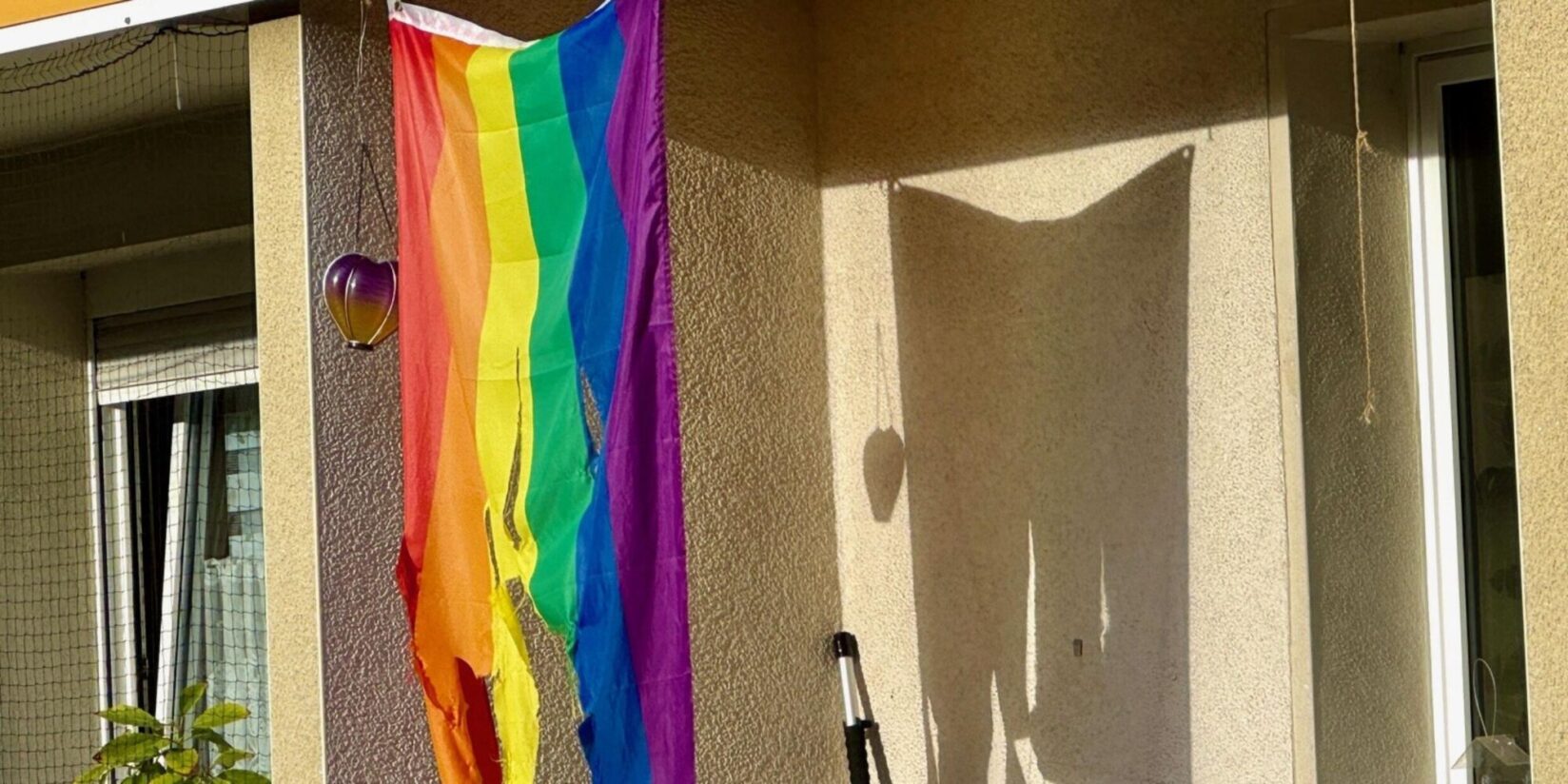 Angriff auf Regenbogenfahne mitten im Wohngebiet Täter schlugen an zwei Nächten zu