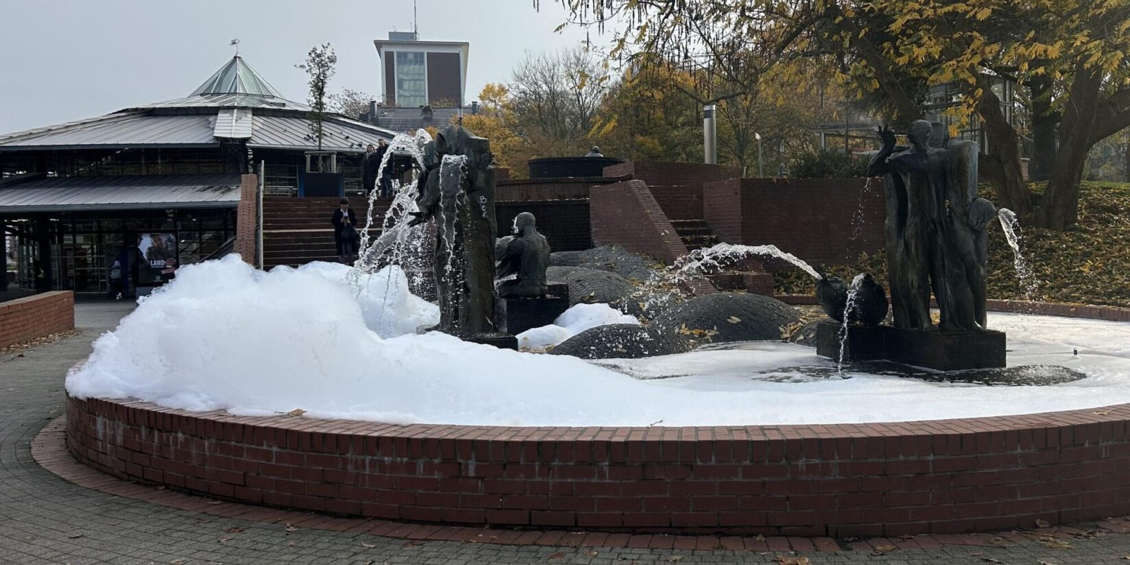 Erneut Schaumberge im Gauklerbrunnen am Stadtgarten