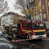Feuerwehrwagen stehen bei einem Brandeinsatz in der Brunnenstraße in Dortmund.