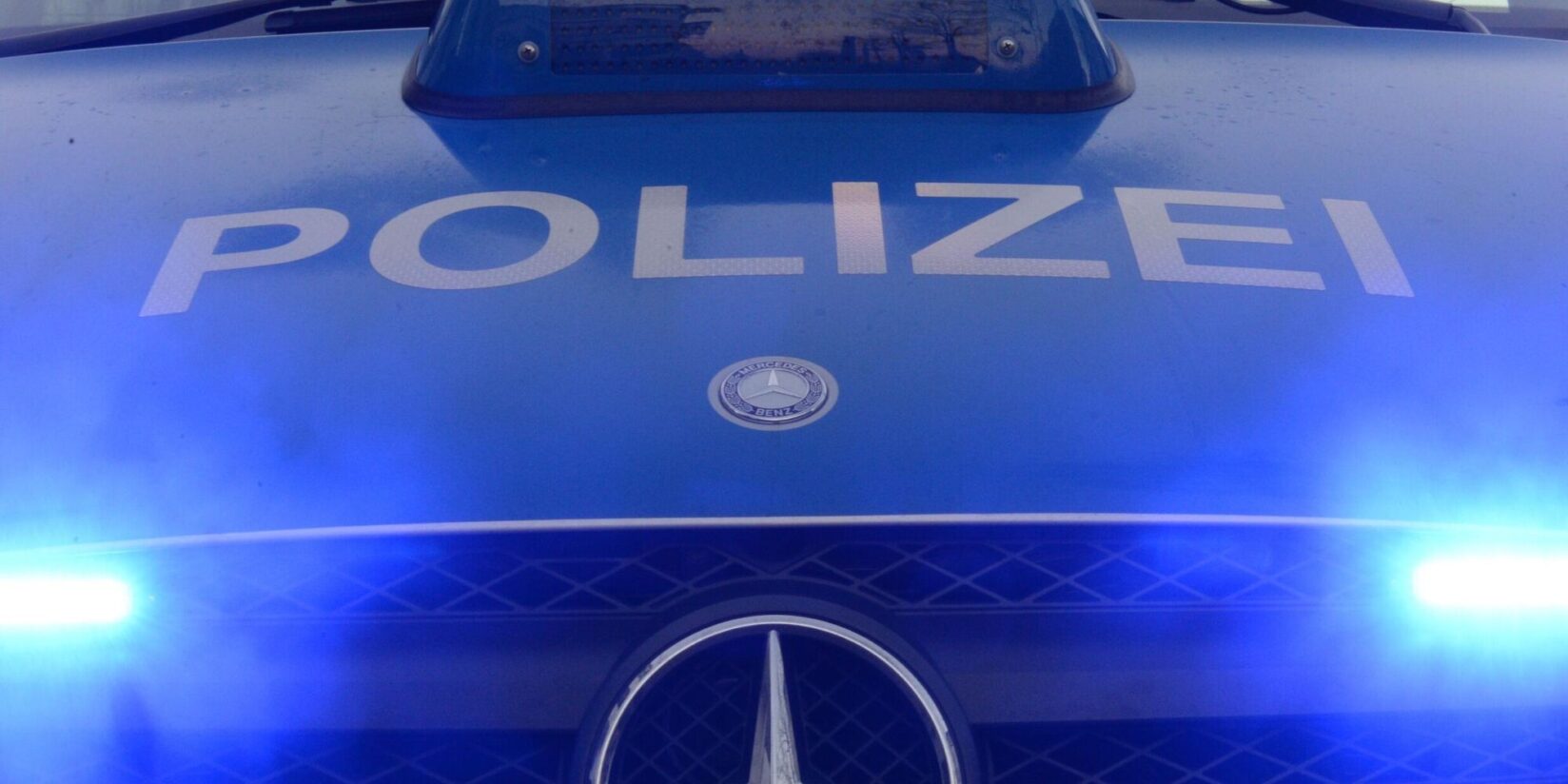 Mann verletzt Person und wird in Klinik eingewiesen  