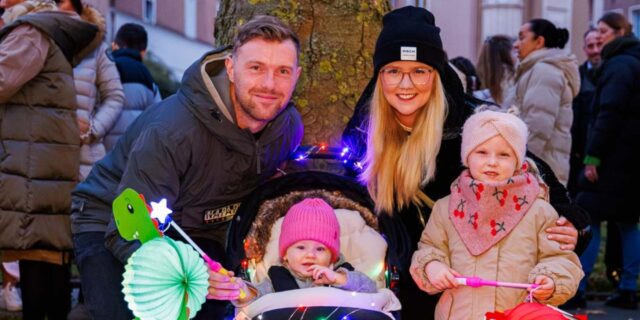 Eine Familie mit Zauberstab und Laternen beim Martinsumzug in Marten.