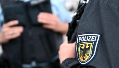 Frau beißt Polizisten in den Finger