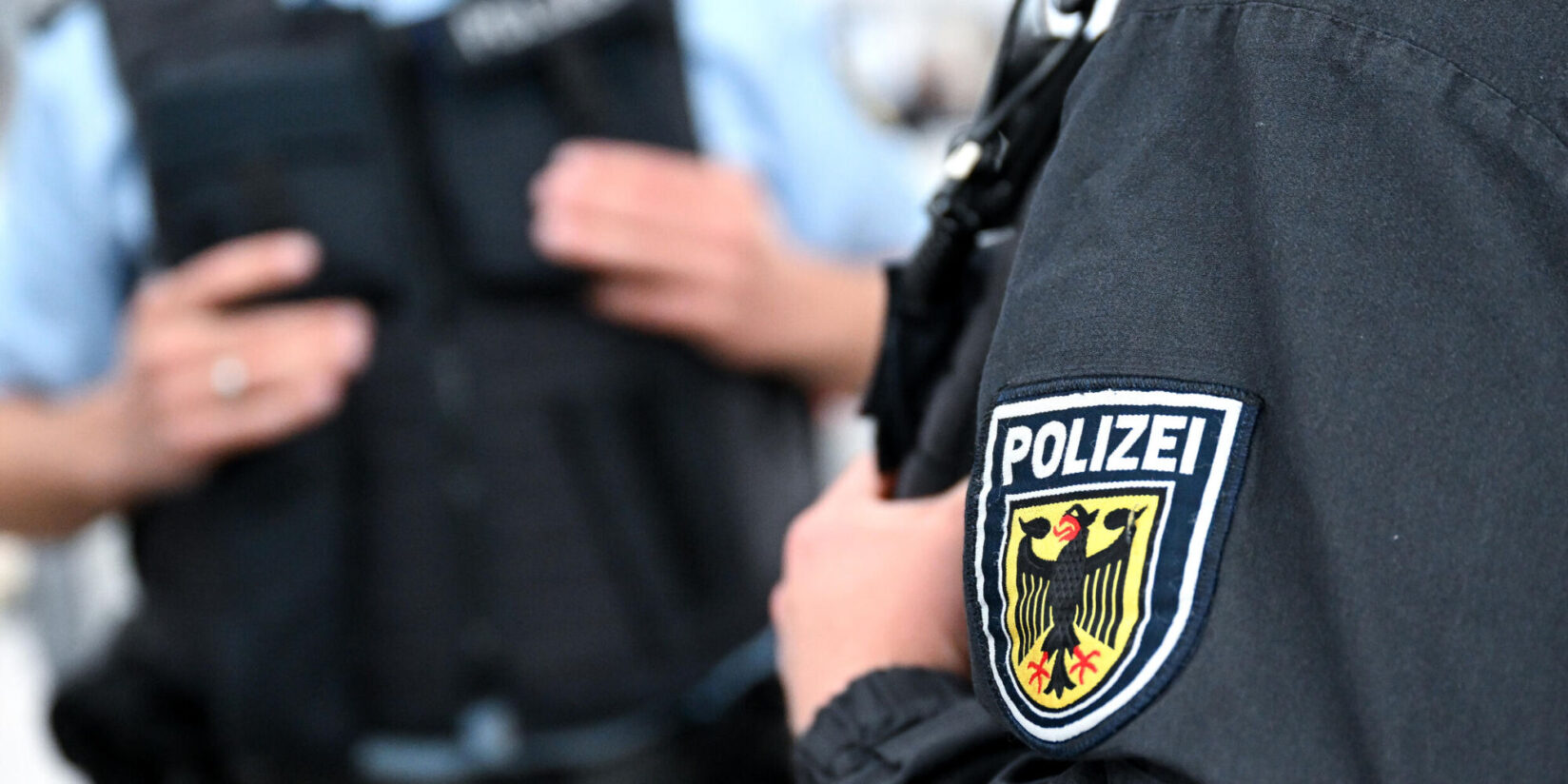 Frau beißt Polizisten in den Finger
