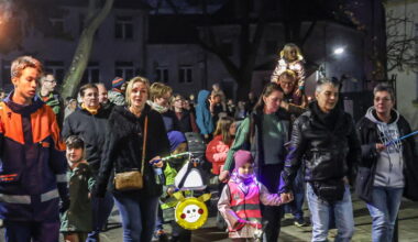 Familien ziehen mit Laternen durch Dortmund-Mengede: Fotos vom Martinsfest