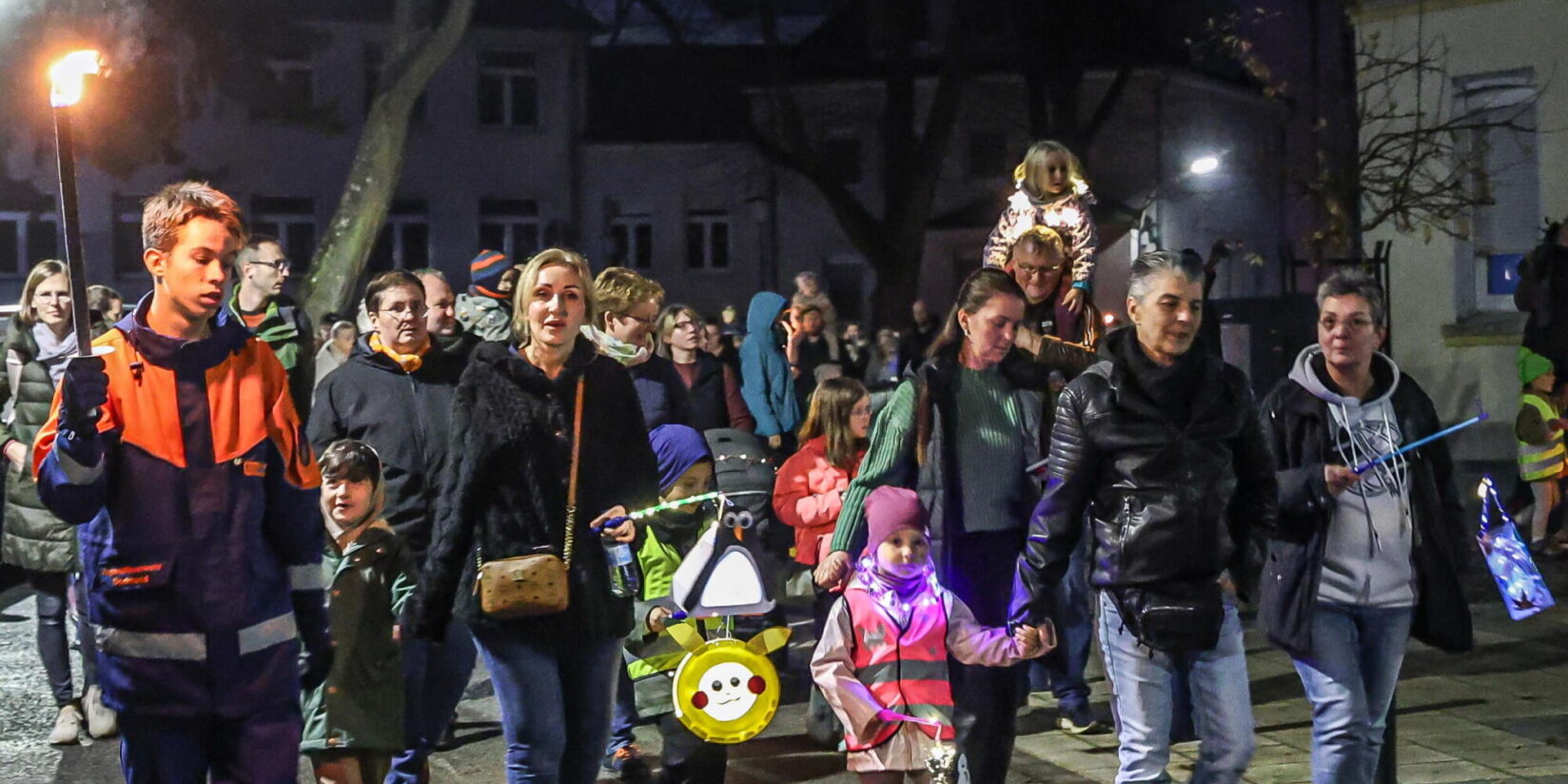 Familien ziehen mit Laternen durch Dortmund-Mengede: Fotos vom Martinsfest
