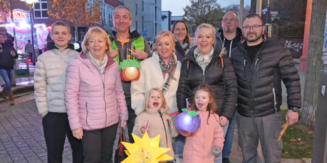 Kinder mit Laternen und Erwachsene auf dem Heinrich-Sondermann-Platz in Lütgendortmund.