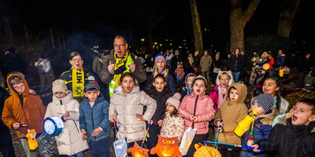 14 Kinder zeigen ihre Laternen zu St. Martin.