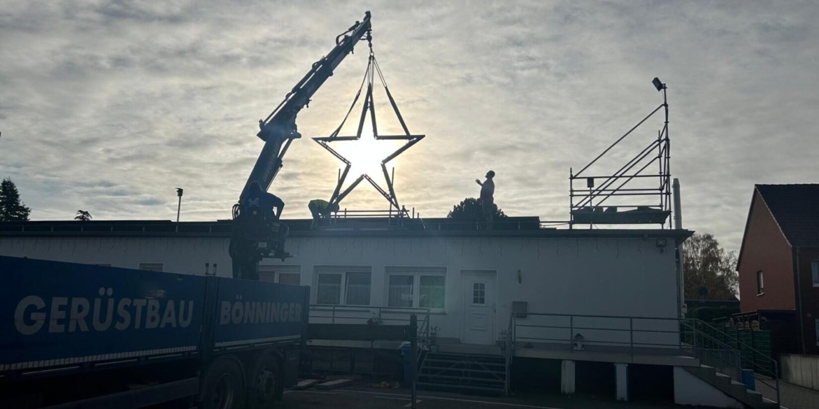 Ein Hauch von Himmel über Brackel Zehn-Meter-Baum und viel Herz für den guten Zweck