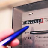 Ein Drehstromzähler, aufgenommen in einem Haushalt.  (Symbolbild)