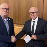 Wlfgang Kumpf und Fred Toplak schütteln sich die Hände.