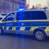 Ein Polizeiwagen sperrt die Schützenstraße in Herten ab, im Hintergrund die Hertener Höfe.