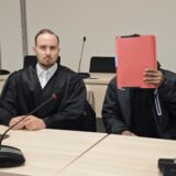 Will sich helfen lassen: Der Angeklagte neben seinem Verteidiger Nikolaus Tschuck im Essener Landgericht.