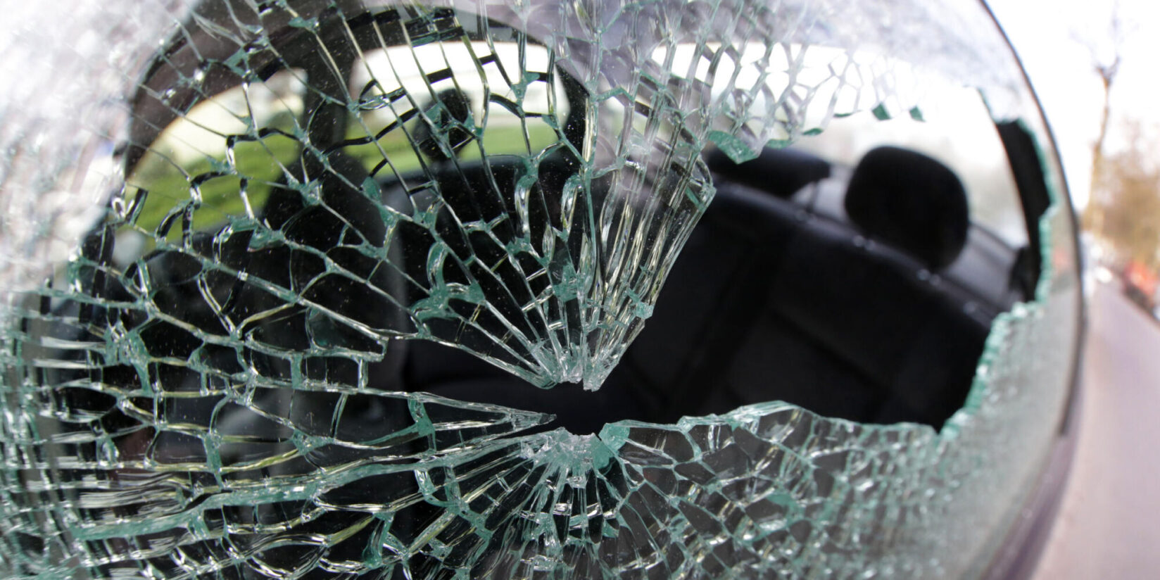 Zeuge stellt Autoknacker auf frischer Tat