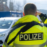 Ein Bundespolizist hält auf der Autobahn Ausschau nach verdächtigen Fahrzeugen und Insassen.