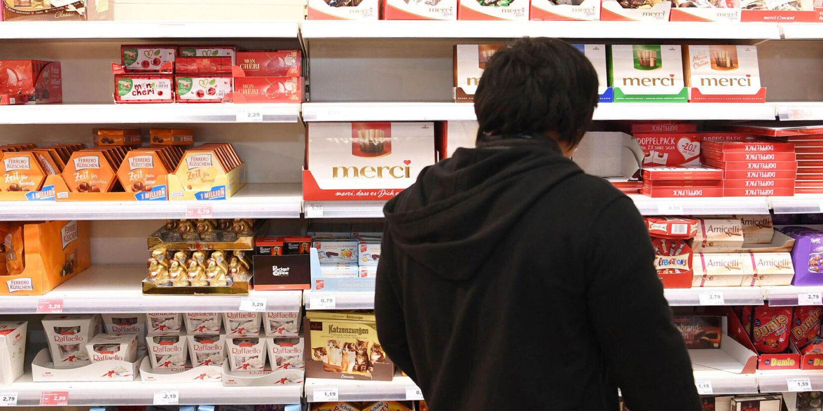 Mann klaut 80 Tafeln Schokolade im Supermarkt