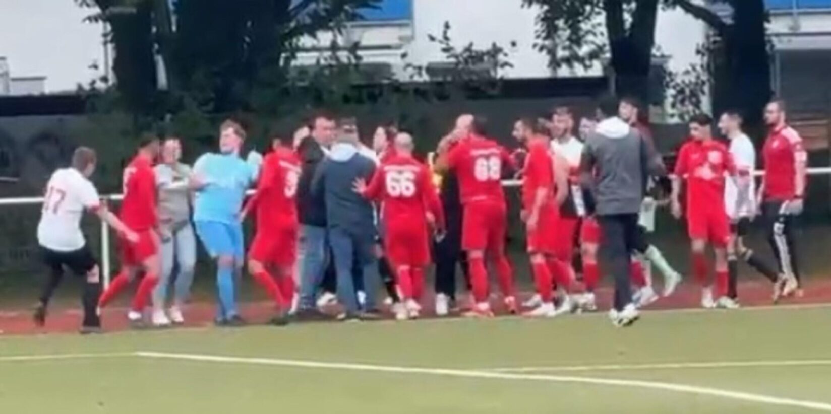 Phönix Eving wirft komplettes Team raus