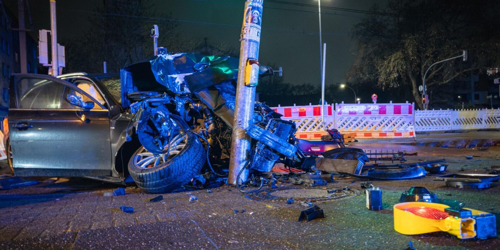 Illegales Autorennen in Dortmund?: Audi rast in Baustelle