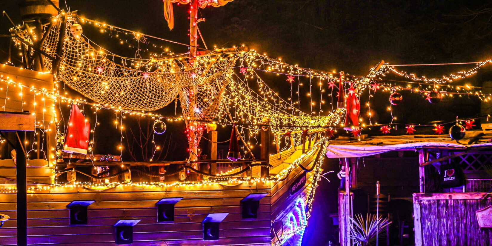 Piratenschiff MS Cooper: Weihnachtsdeko in Dortmund-Lanstrop