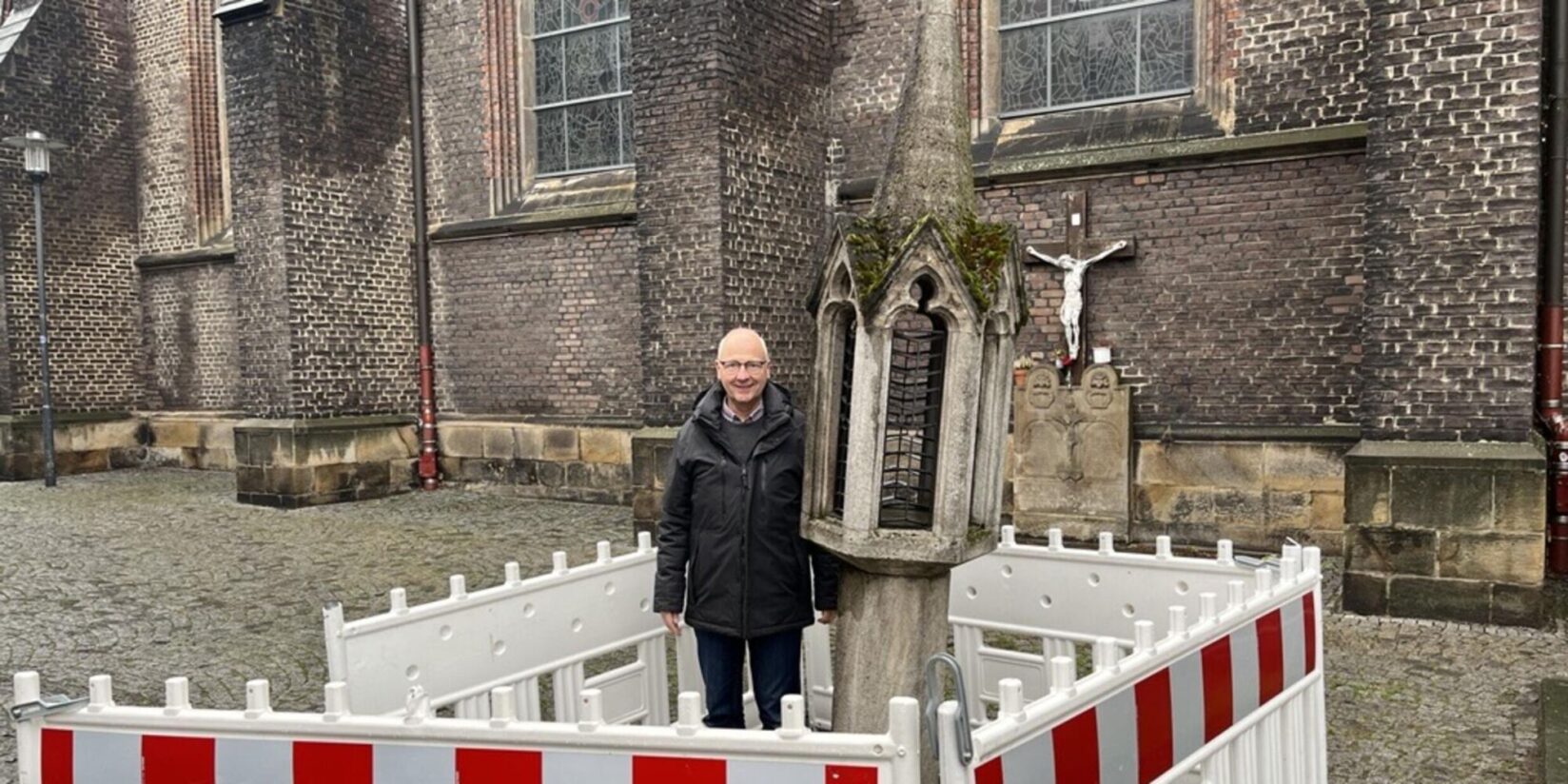 Unfall an St.-Antonius-Kirche in Herten: Auto rammt Stele