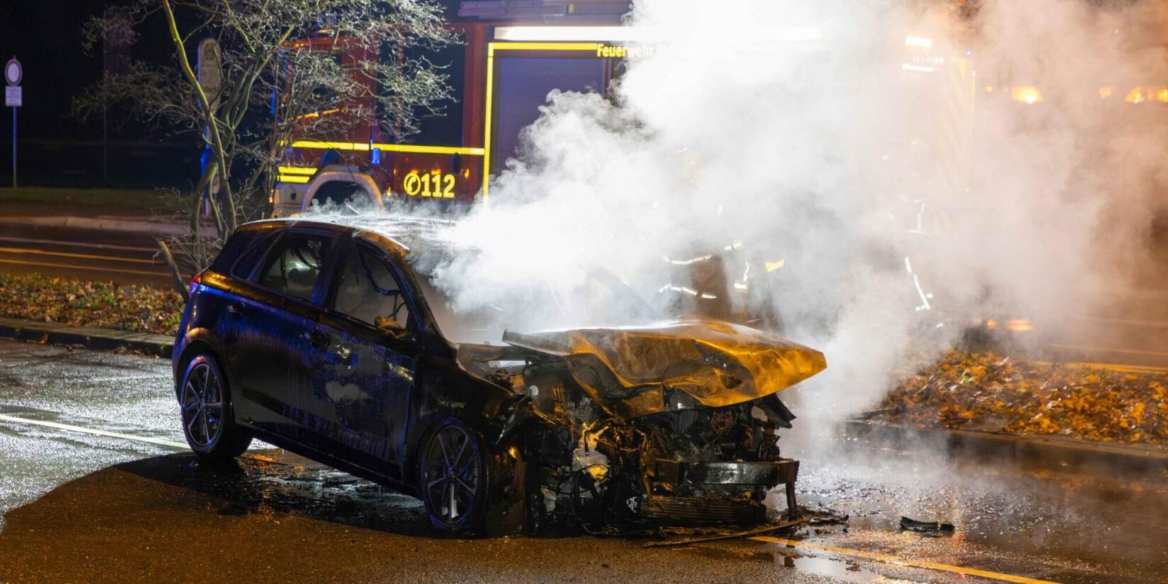 Pkw geht nach Kollision in Flammen auf