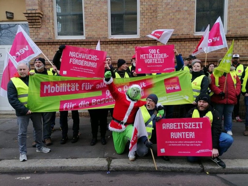 Entschlossen: Verdi-Demonstranten sind zur Übergabe ihrer Forderungen an den Kommunalen Arbeitgeberverband in die Merseburger Straße gezogen.