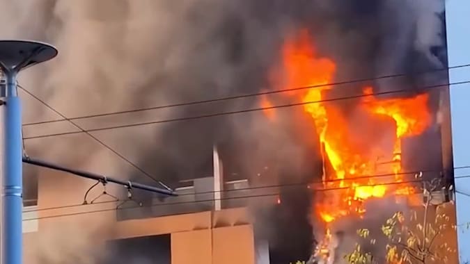 Inferno bei illegalem Rap-Dreh: Maskierte fackeln Wohnhaus ab | News