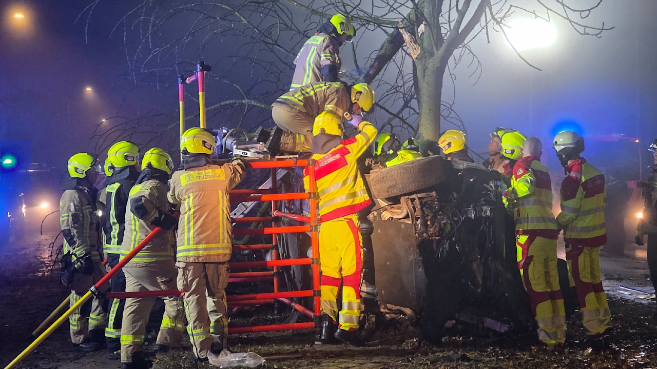 Unfall in Berlin: 19-Jähriger stirbt, Beifahrer in Lebensgefahr | Regional