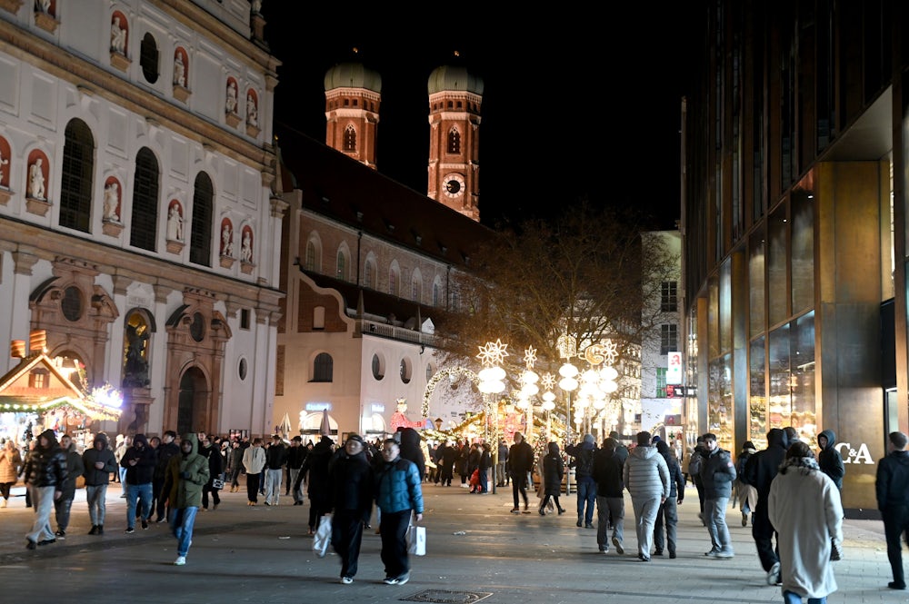 Die großen Geschäfte machen alle mit und sind gut besucht. Viele haben sich für diesen Abend etwas Besonderes für ihre Kunden ausgedacht.