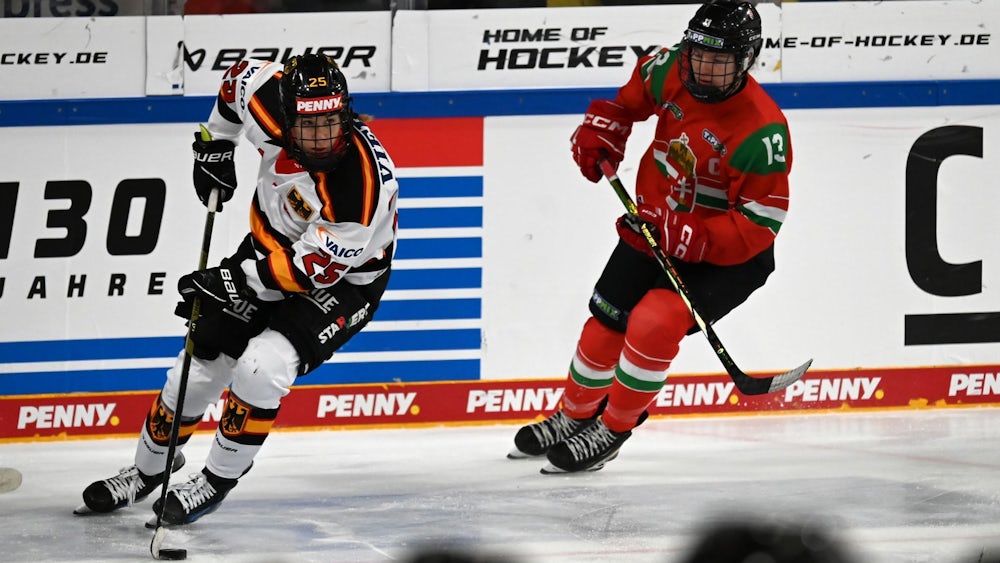Laura Kluge (l) spielt in der nordamerikanischen Profiliga PWHL.