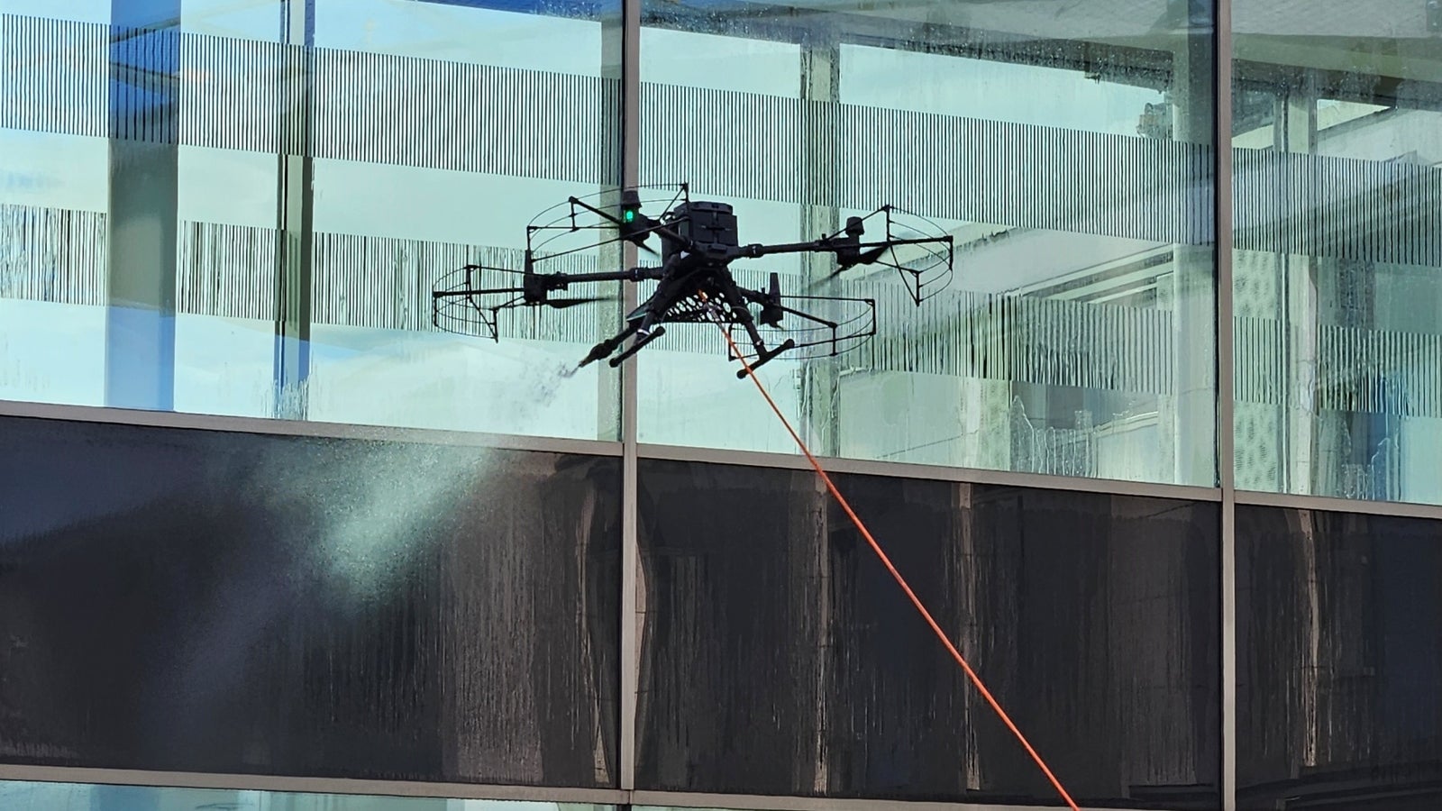 "Fliegend sauber": Drohnen reinigen jetzt das UK Neunkirchen