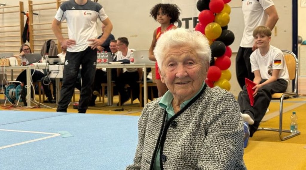 Kurz vor ihrem 100. Geburtstag verfolgt Johanna Quaas die Übungen der Nachwuchsturner in der Robert-Koch-Halle. 