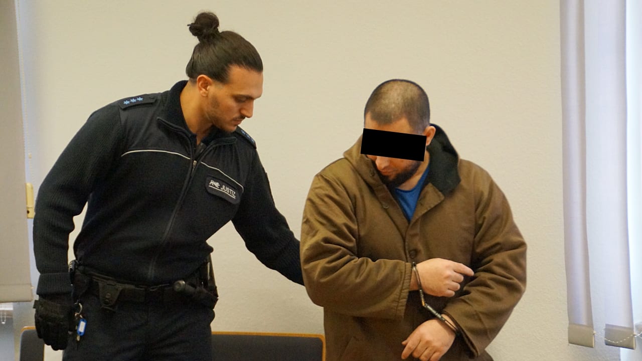 Nach Messerangriff vor Gericht: Stach er sechs Mal auf Passantin ein? | Regional